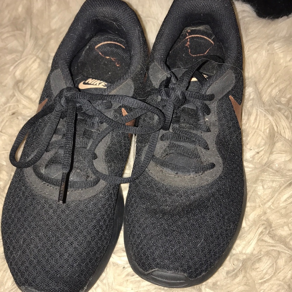 black nike running sneaks!